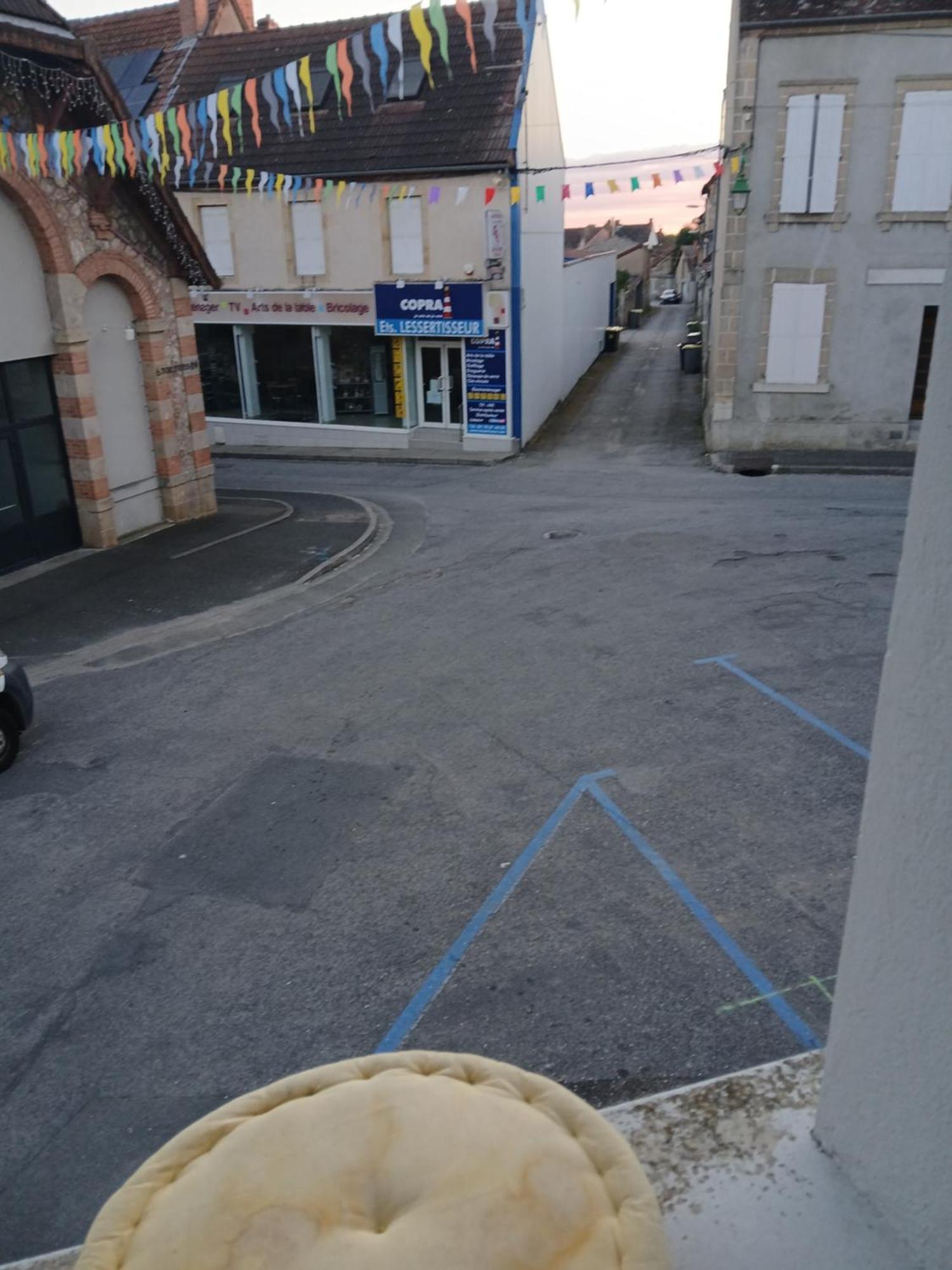 Hotel Chic Et Relax Montmarault Esterno foto